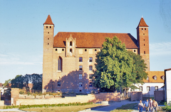 Complete view of 750-year-old Teutonic castle in Gniew, Poland, hosting Edward Dormer's Segue environmental sculptures
